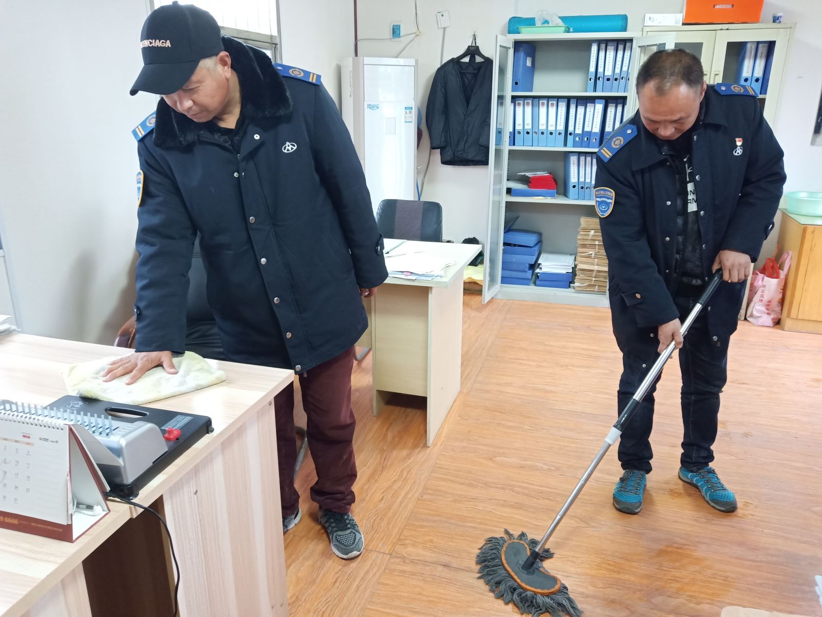 公交集團公交事業一部組織五一節前衛生大掃除 為創文助力